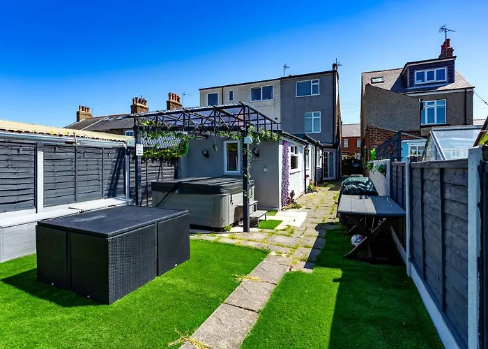 Wavecrest Cottage - Characterful 3 Bedroom Holiday Cottage